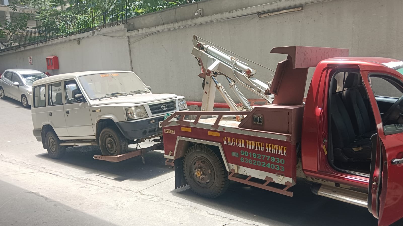Wheel lift towing service