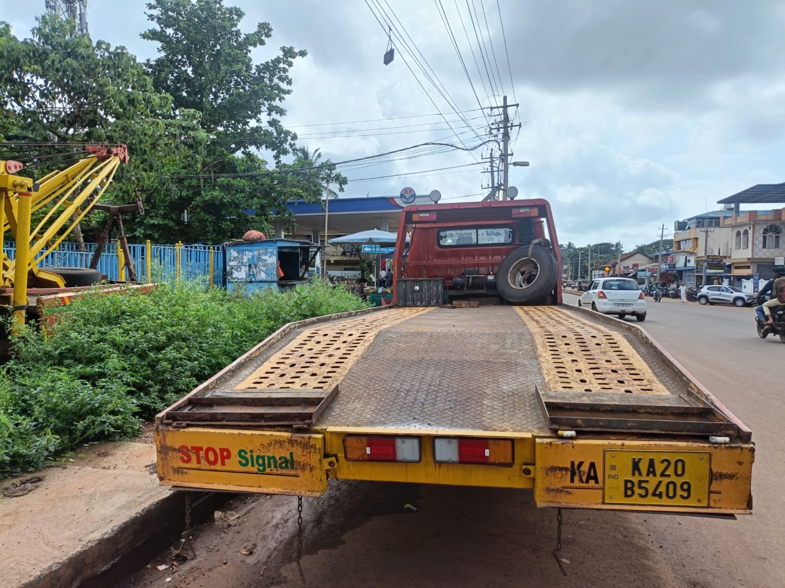 Flatbed tow truck rear loading deck